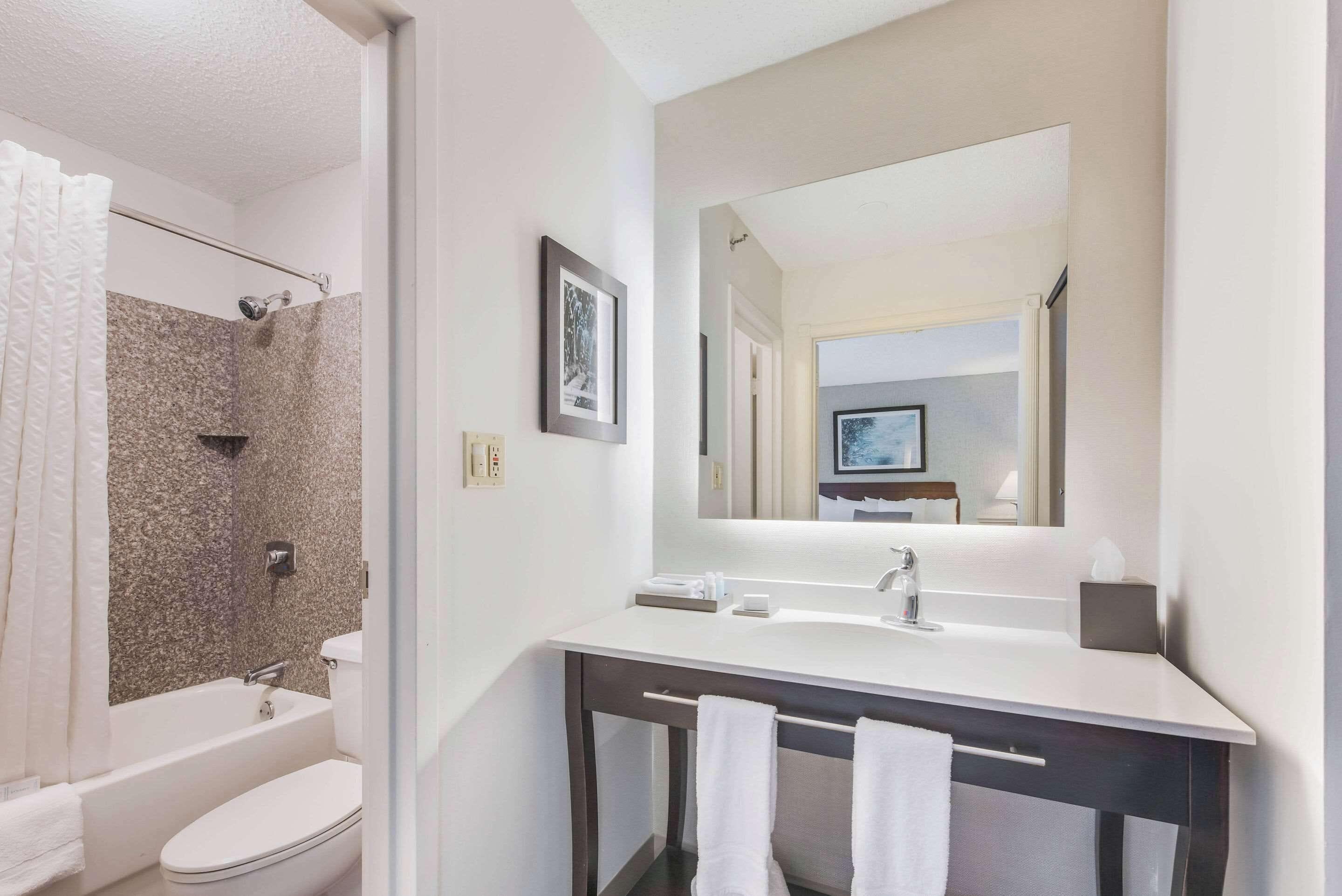 King Suite with Hot Tub - Non-Smoking,1722948826:JPEG